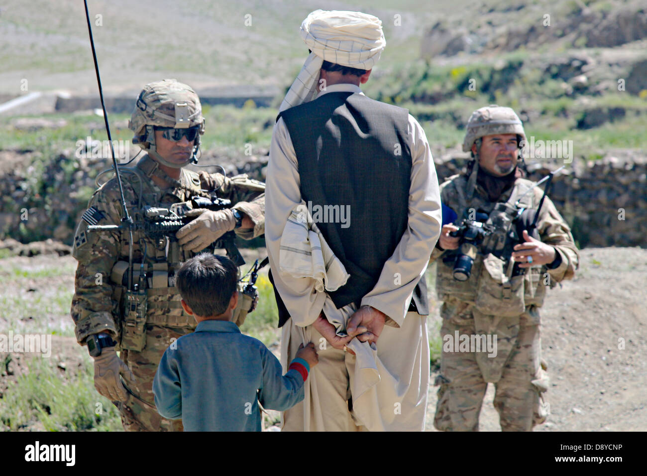 US Army Capt. Alex A. Kaivan con la 101ª Divisione aviotrasportata parla con i residenti durante le operazioni di combattimento il 29 maggio 2013 nella provincia di Paktia, Afghanistan. Foto Stock