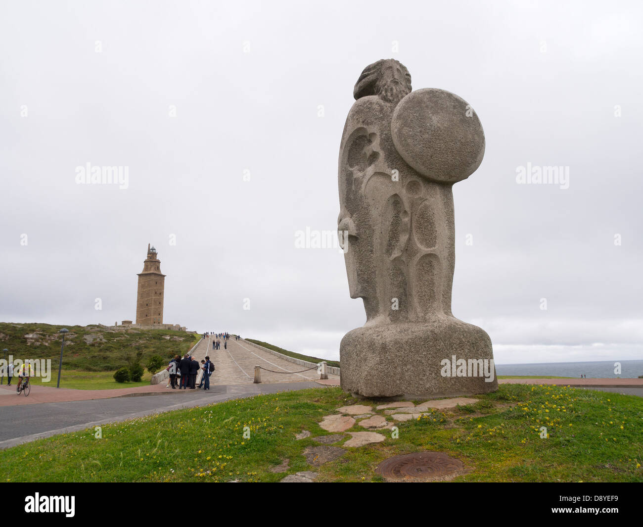 Statua del re celtico Breogan davanti alla Torre di Hercules in La Coruna, Spagna Foto Stock
