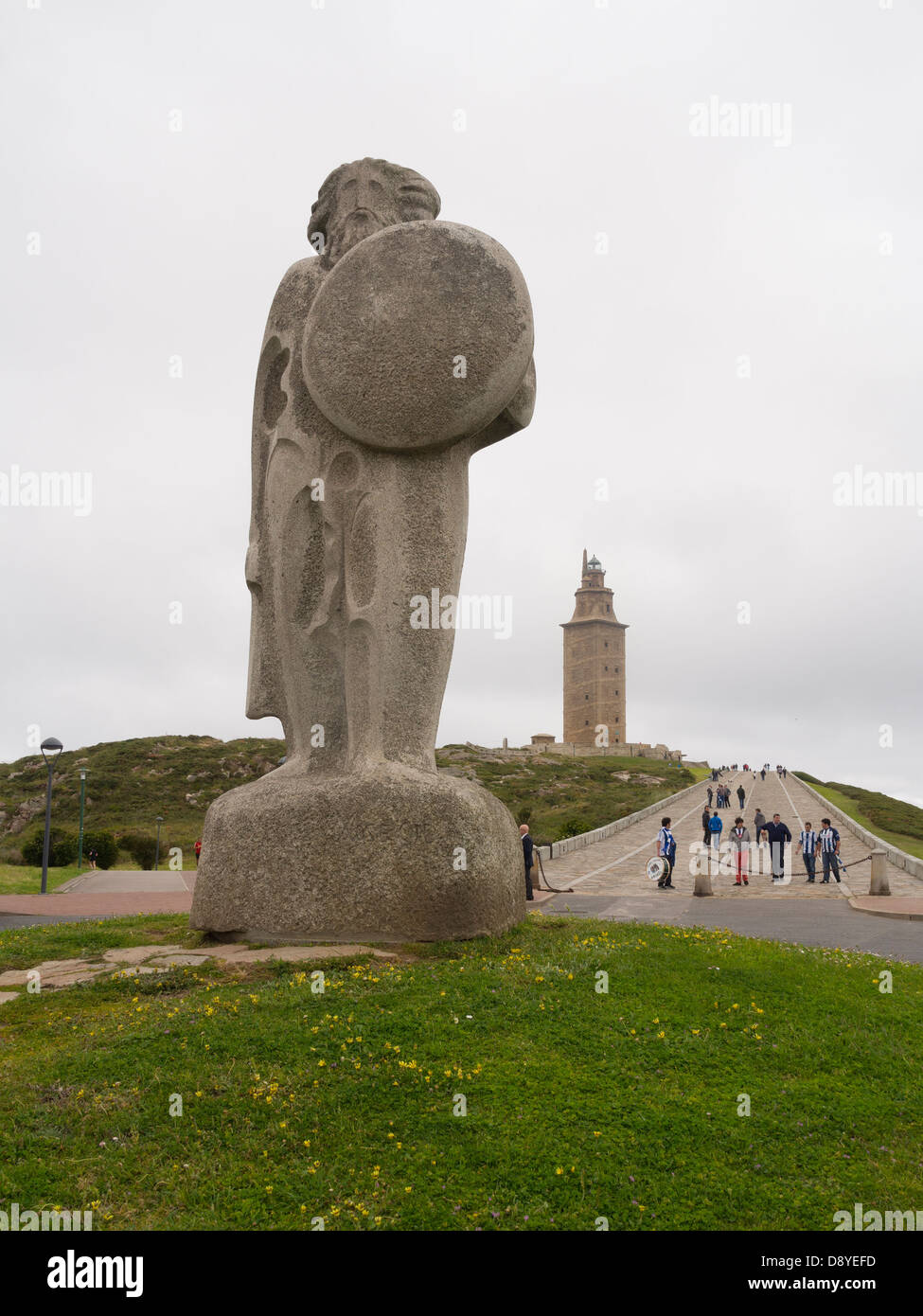 Statua del re celtico Breogan davanti alla Torre di Hercules in La Coruna, Spagna Foto Stock