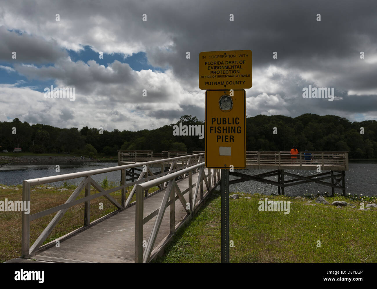 La pesca dal molo del Rodman diga sul fiume Ocklawaha in Marion County, Florida USA Foto Stock