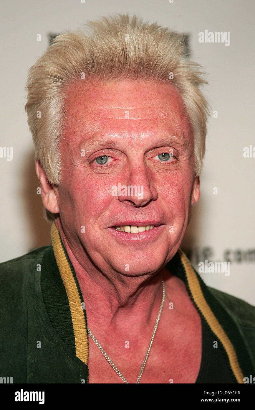 Giugno 6, 2013 - ex Jefferson Airplane batterista Joey Covington, morì in un incidente di macchina tardo pomeriggio di martedì in Palm Springs, California, all'età 67. Nella foto: 12-05, 2005; Hollywood, California, Stati Uniti - Musicista JOEY COVINGTON (di Jefferson Airplane) durante gli arrivi alla premiere del film in un batter d'occhio tenuto presso le Highlands nightclub (credito Immagine: © Jerome Ware/ZUMAPRESS.com) Foto Stock