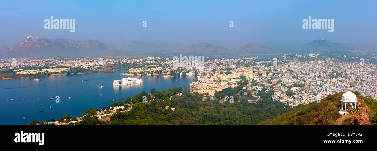 Vista di Udaipur da Machla Magra (Colle di pesce). Lago Pichola, Udaipur colline, City Palace e le numerose attrazioni della città Foto Stock