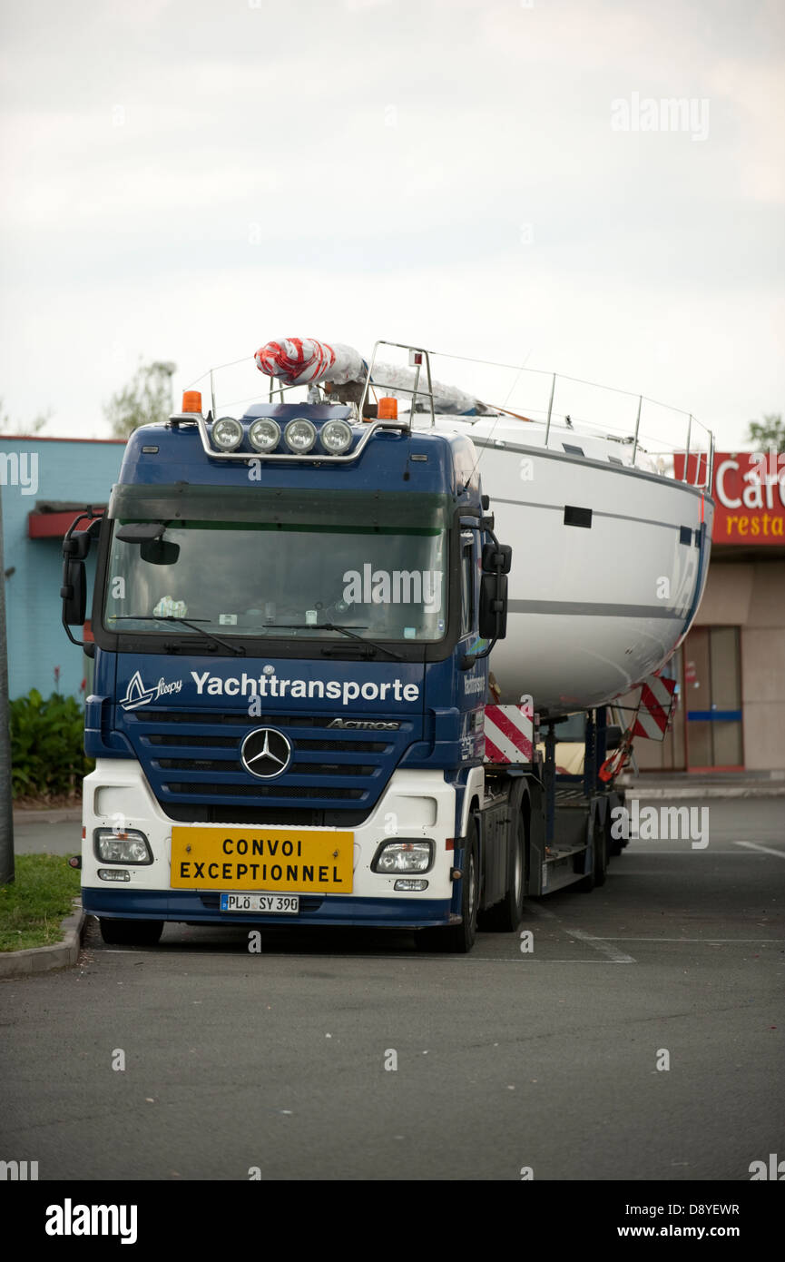Barca Yacht camion di trasporto su strada Grande Europa Belgio Foto Stock