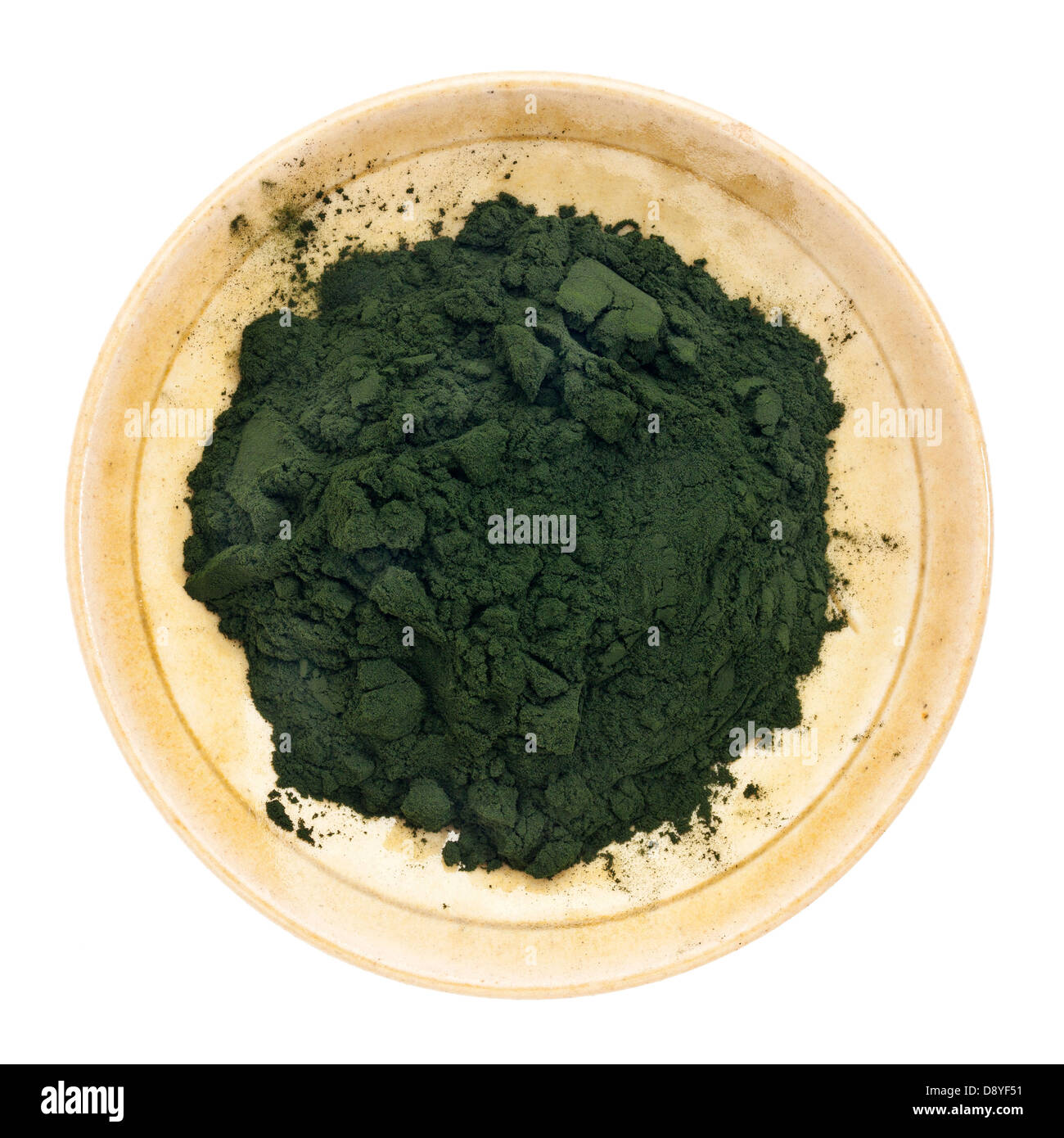 Nutriente-ricchi di clorella organici in polvere in una piccola ciotola di ceramica, isolato su bianco, vista dall'alto Foto Stock