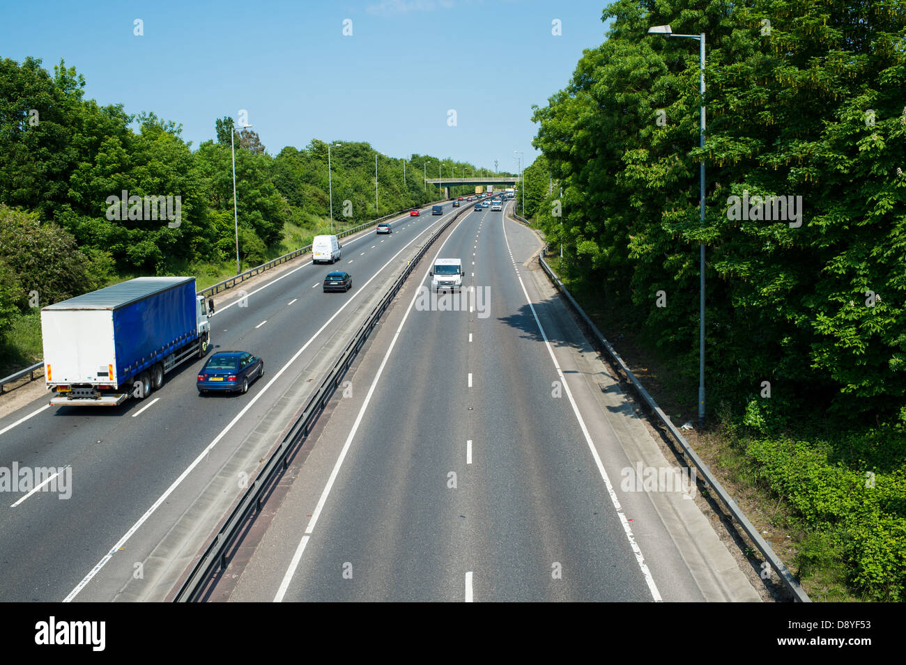 A12 Essex, UK. I veicoli che usano la corsia esterna su una strada a doppia carreggiata quando il traffico non è in nearside lane. Foto Stock