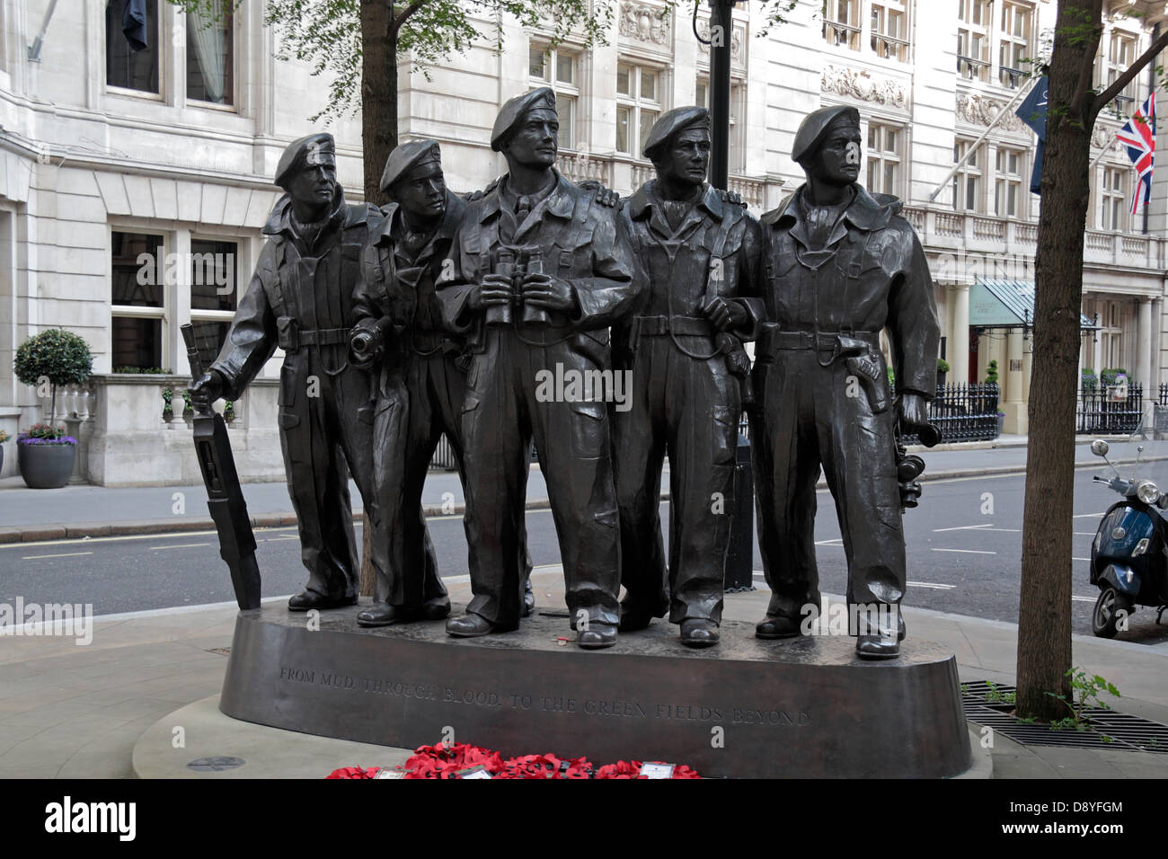 Il Royal serbatoio reggimento statua commemorativa è situato sull' angolo di Whitehall Court e Whitehall Place a Londra. Foto Stock