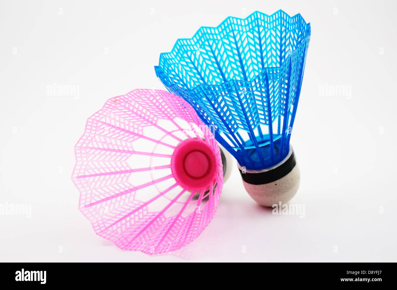 Rosa e blu badminton volani su sfondo bianco Foto Stock