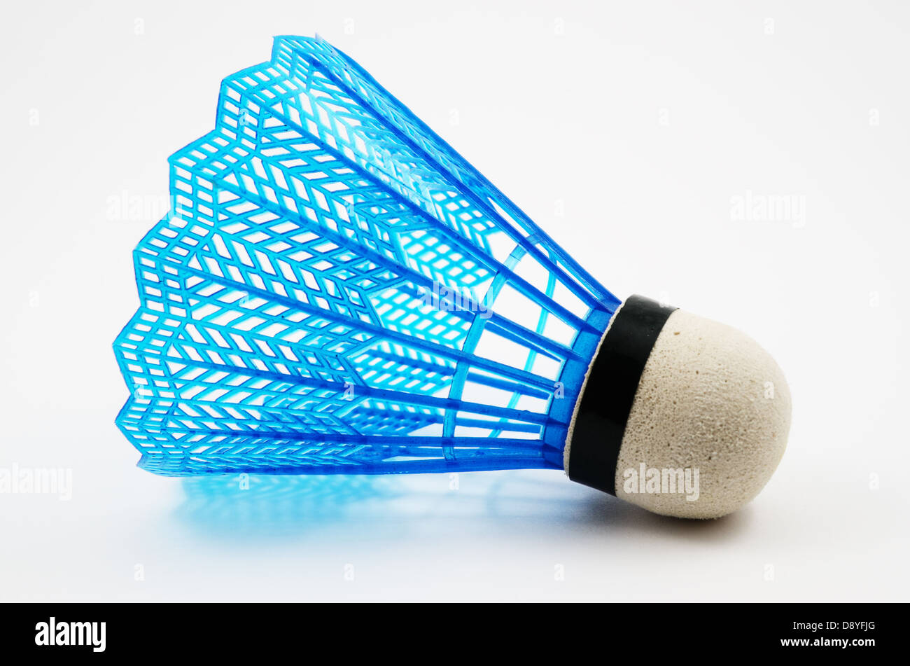 Blue badminton volano su sfondo bianco Foto Stock