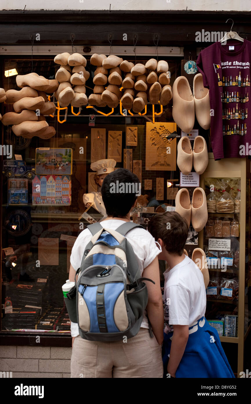 I turisti guardano a intasare di legno in negozio Brugge Belgio Europa modello completamente rilasciato Foto Stock