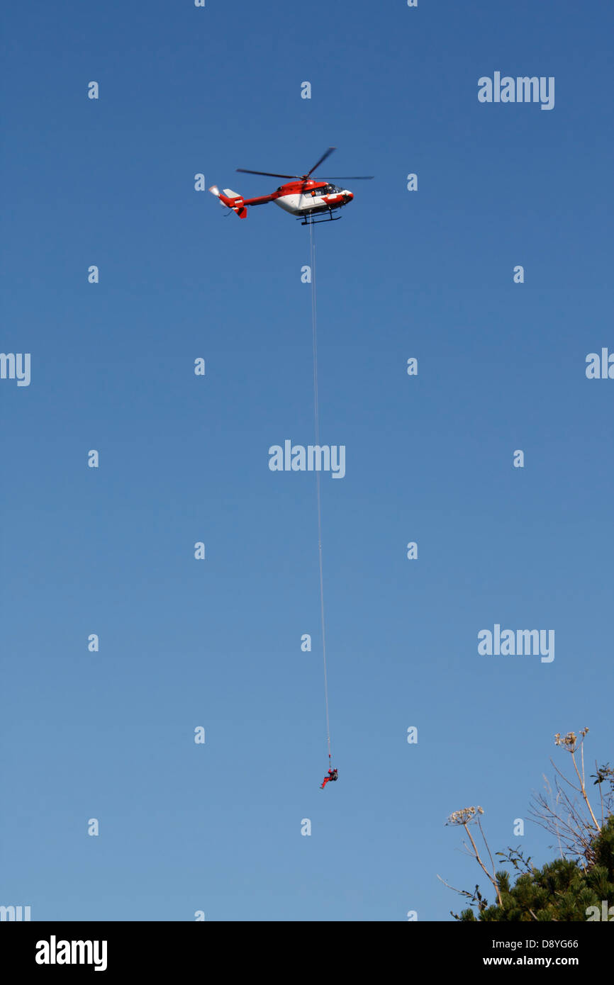 Salvataggio in elicottero il rilascio di un uomo su una fune Foto Stock
