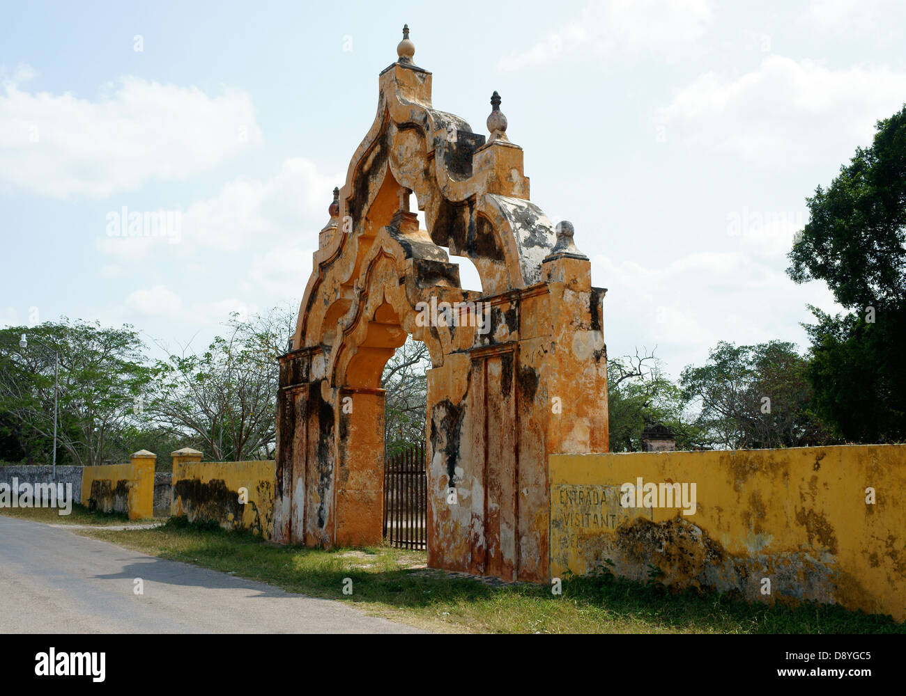 Doppio ordine di arcate in stile moresco cancello principale ad ingresso a Hacienda Yaxcopoil, Yucatan, Messico Foto Stock