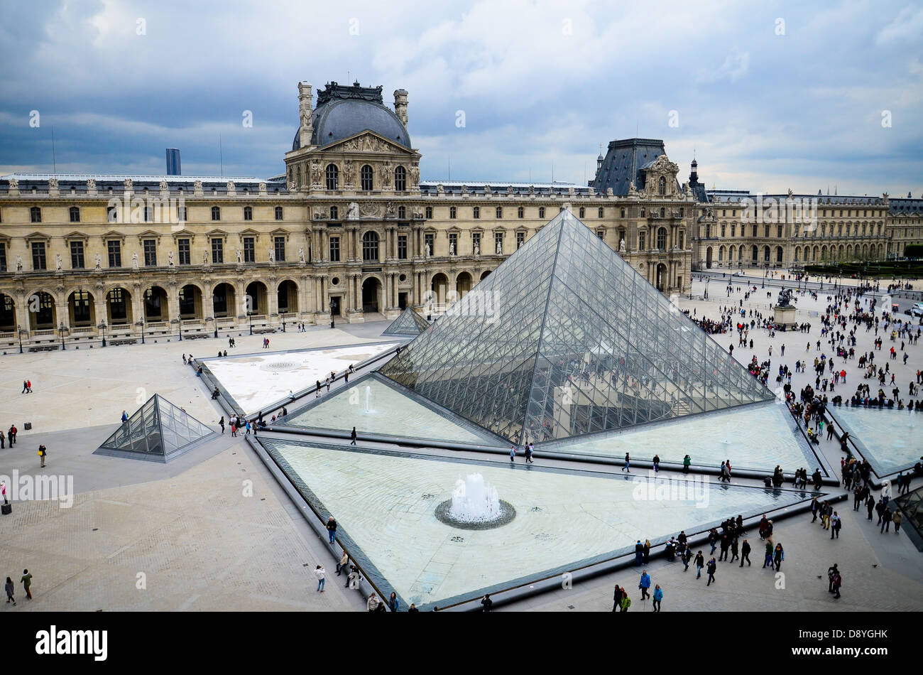 La piramide di vetro al Museo Loure Parigi Foto Stock