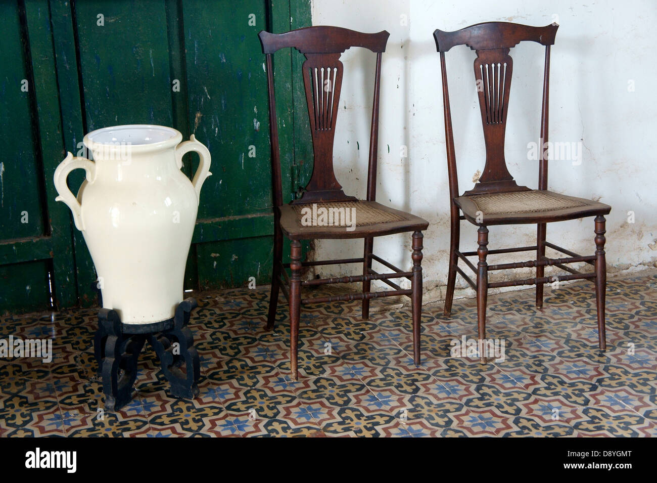Sedie antiche e vaso di porcellana in edificio principale a Hacienda Yaxcopoil, Yucatan, Messico Foto Stock