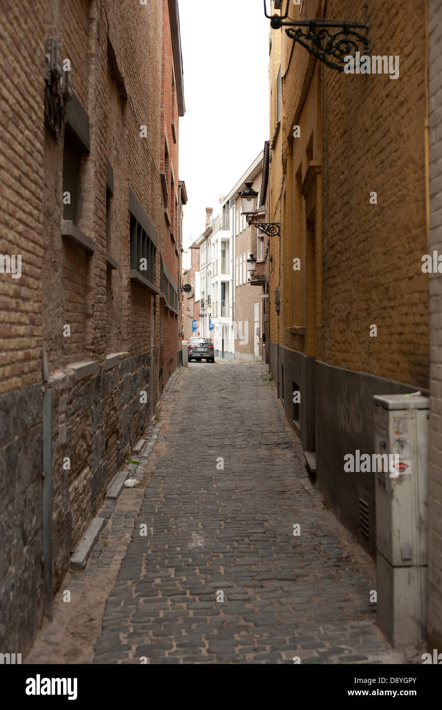 Vecchia stretta strada di ciottoli Brugge Belgio Europa Foto Stock