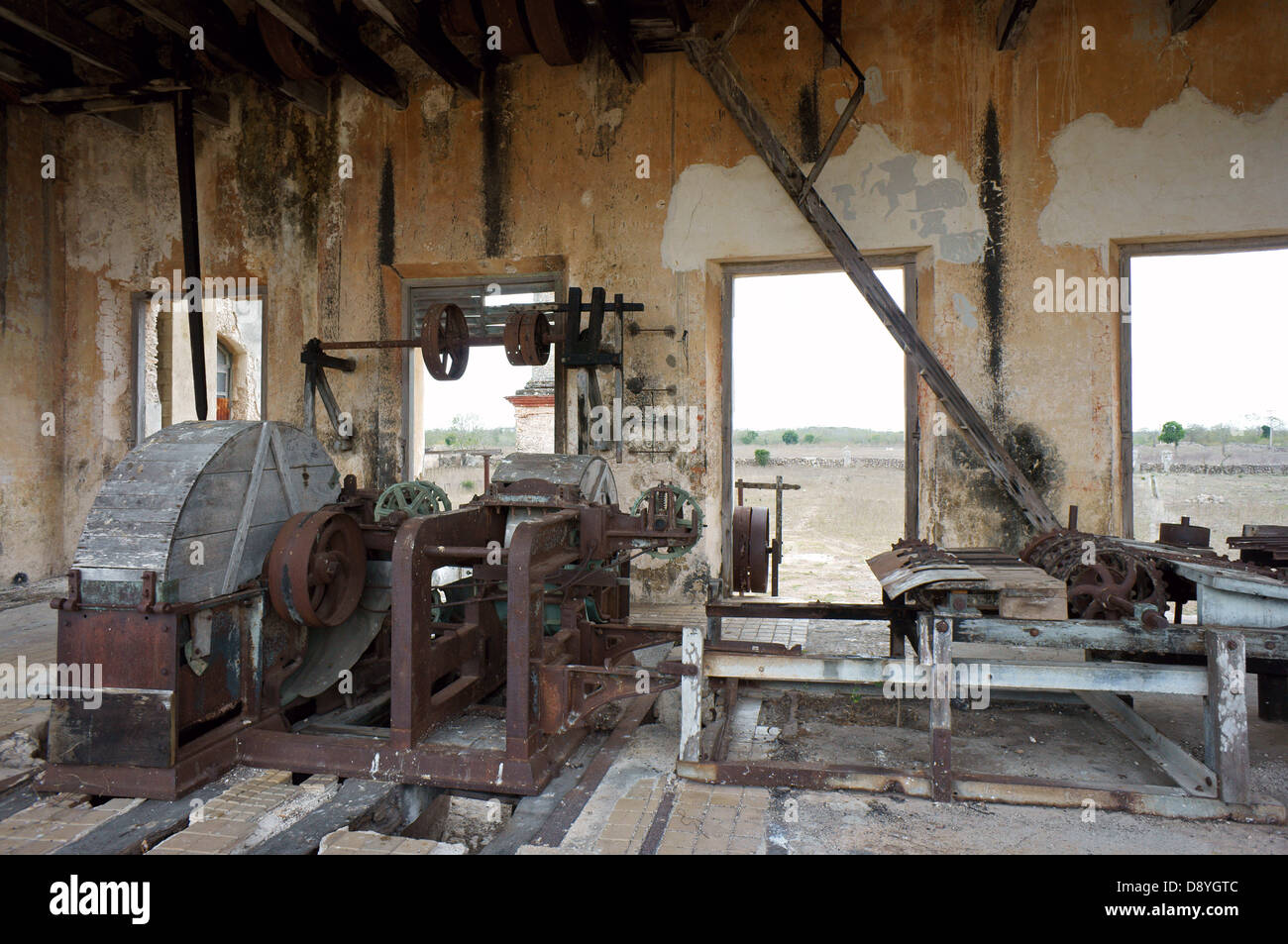 Henequen o sisal di macchine per la lavorazione in sala macchina a Hacienda Yaxcopoil, Yucatan, Messico Foto Stock