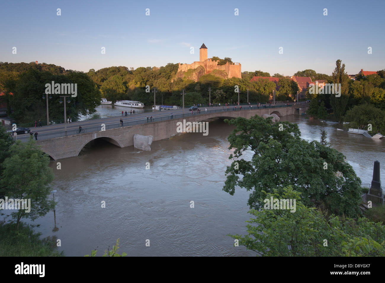 Il castello e il ponte Giebichenstein durante l'alluvione del fiume Saale a Halle, Germania, 5 giugno 2013 Foto Stock