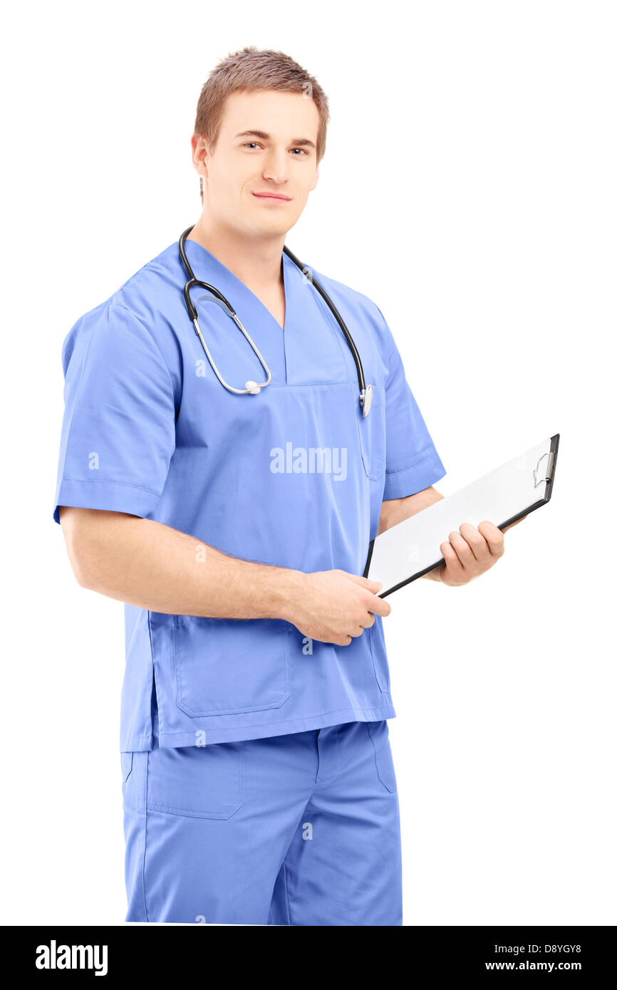 Maschio di medico in modo uniforme tenendo un clipboard e posa isolati su sfondo bianco Foto Stock