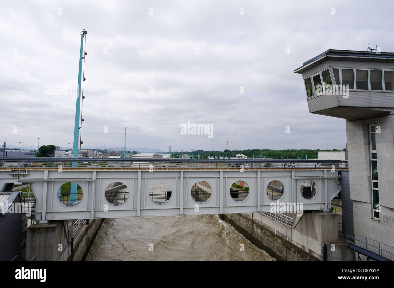 Il cancelletto bloccare Freudenau sul fiume Danubio è stata aperta durante il 2013 inondazioni, Vienna, Austria, Europa Foto Stock