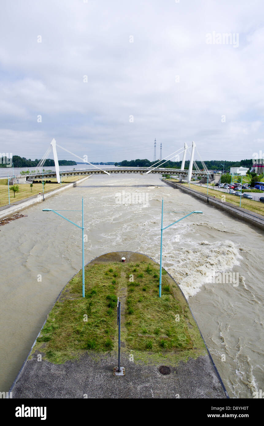 Visualizzare downriver dal Freudenau Danubio pound serratura che è stato aperto durante il 2013 flood, Vienna, Austria Foto Stock