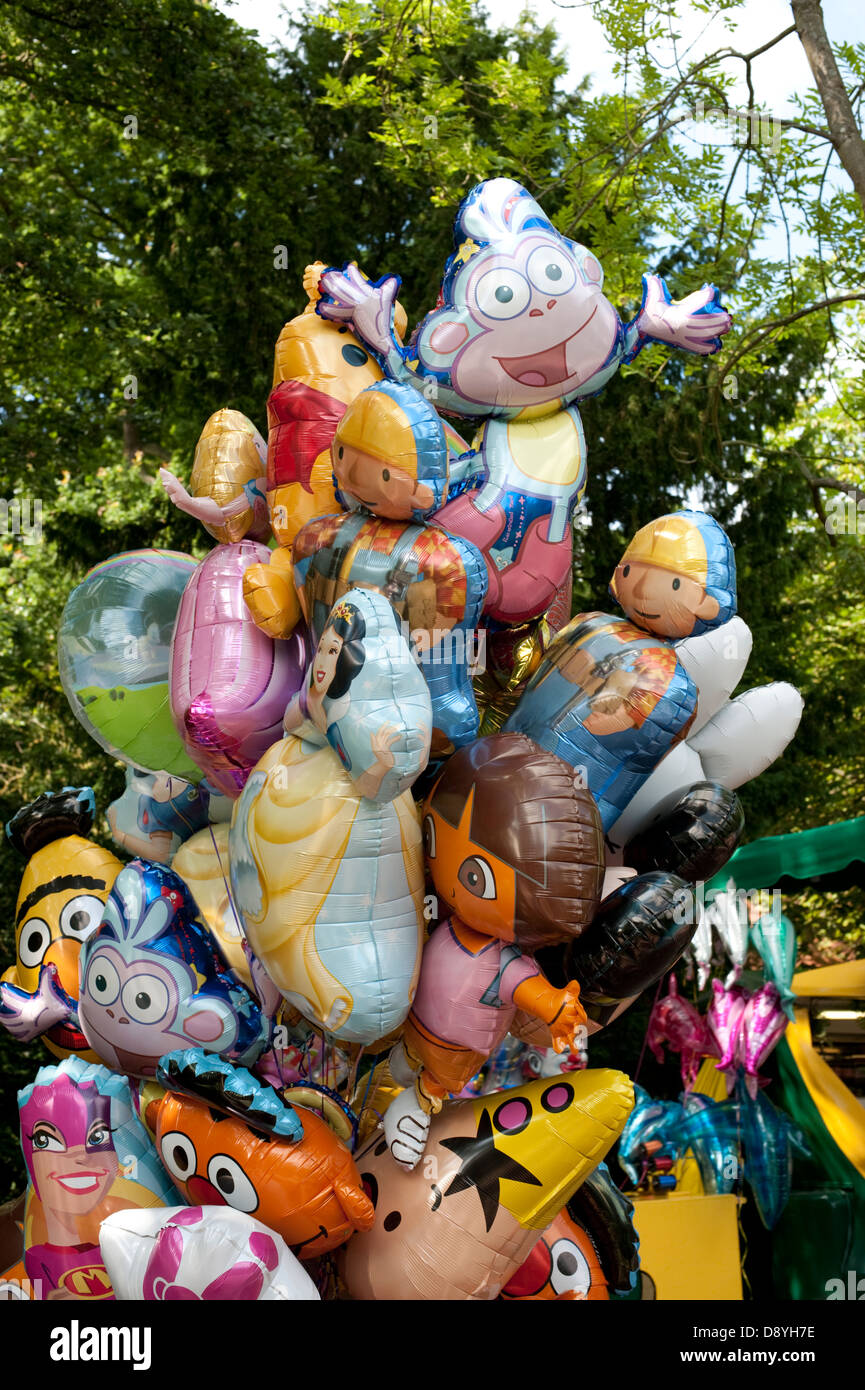 Grande Mazzo di luminose palloncini colorati Animali Foto Stock