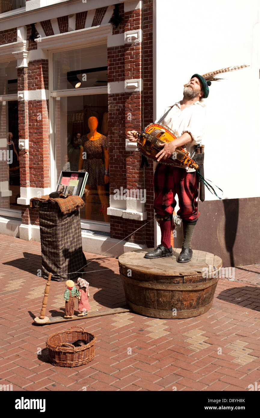 Tradizionali olandesi organetto di Barberia Player Leiden Holland Olanda Europa Foto Stock