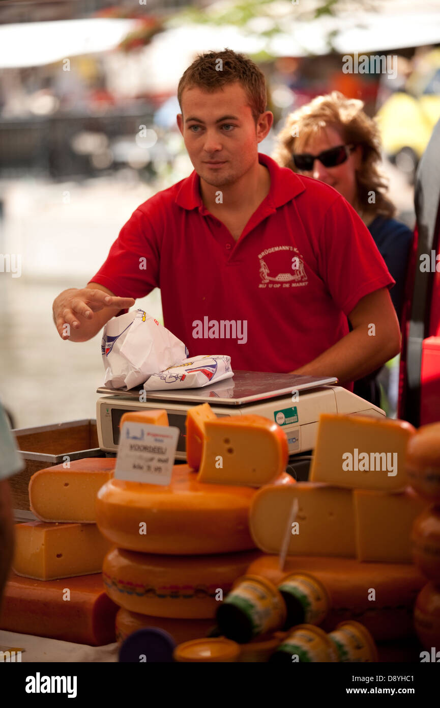 Venditore di formaggio Street Market Leiden Holland Olanda Europa Foto Stock