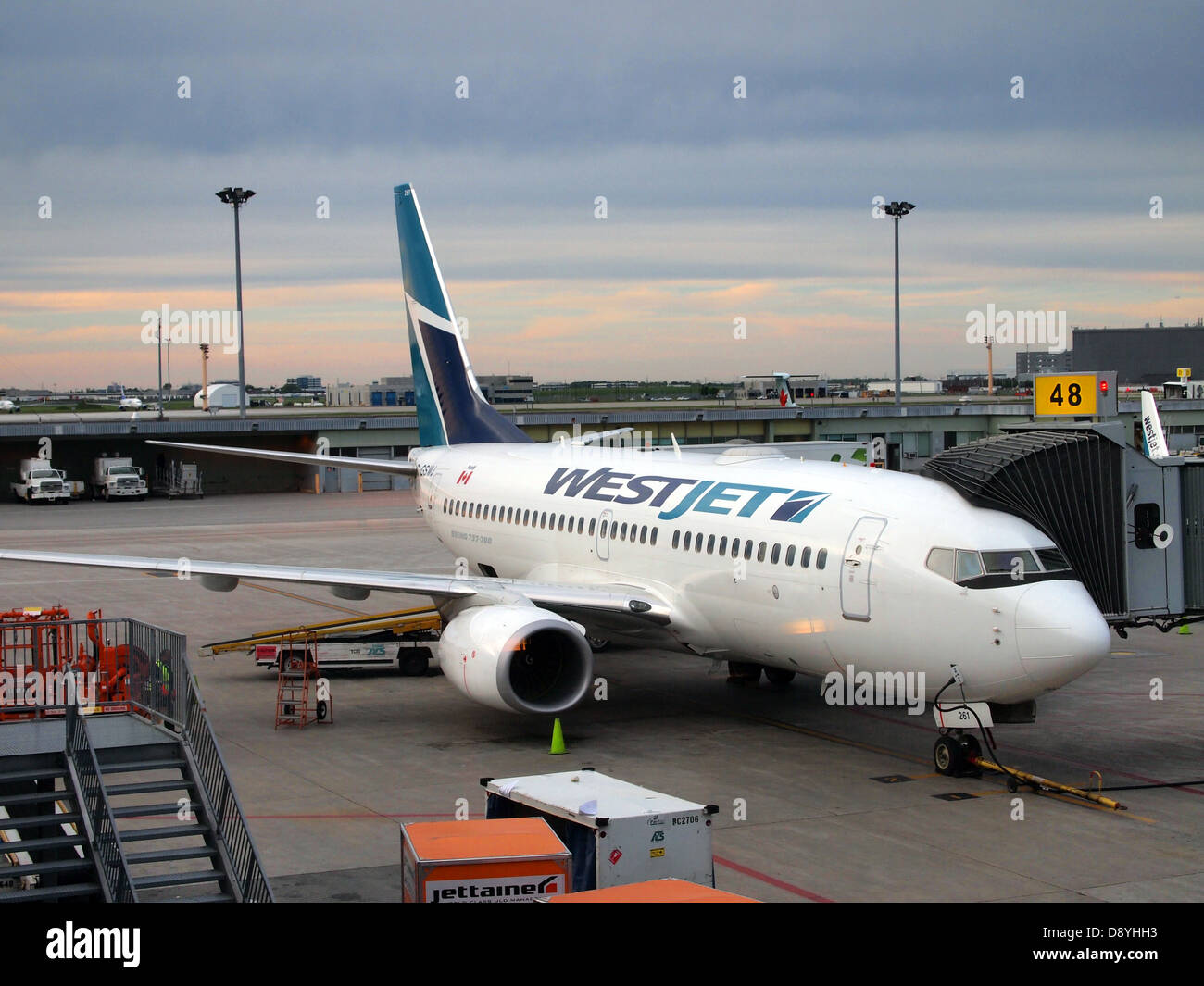 Bilancio compagnia aerea canadese, Westjet aereo all'aeroporto di Montreal, Quebec, Canada Foto Stock