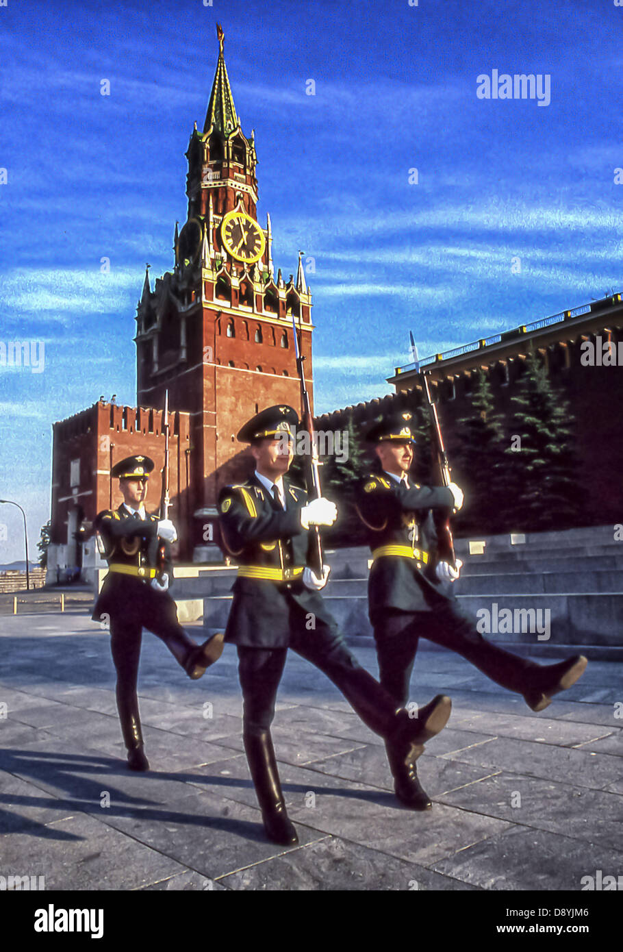 6 giugno 1991 - Mosca, RU - Oca-stepping soldati eseguire la modifica oraria di 24 ore di onore della guardia a Lenin tomba mausoleo nella Piazza Rossa di Mosca. Membri del Cremlino unico reggimento erano alloggiati nello storico Arsenale del Cremlino. Salvatore Torre del Cremlino è in background. Il cambio della guardia, iniziato nel 1924 e interrotta solo durante la II Guerra Mondiale, è stata interrotta nel 1993 su ordini di poi il Presidente Boris Eltsin. (Credito Immagine: © Arnold Drapkin/ZUMAPRESS.com) Foto Stock