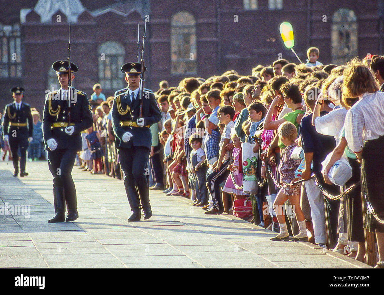 5 giugno 1991 - Mosca, RU - i turisti ed i visitatori di Piazza Rossa guarda i membri dell'unico reggimento del Cremlino di eseguire la modifica oraria di 24 ore di onore della guardia a Lenin mausoleo della tomba. Il cambio della guardia, iniziato nel 1924 e interrotta solo durante la II Guerra Mondiale, è stata interrotta nel 1993 su ordini di poi il Presidente Boris Eltsin. (Credito Immagine: © Arnold Drapkin/ZUMAPRESS.com) Foto Stock