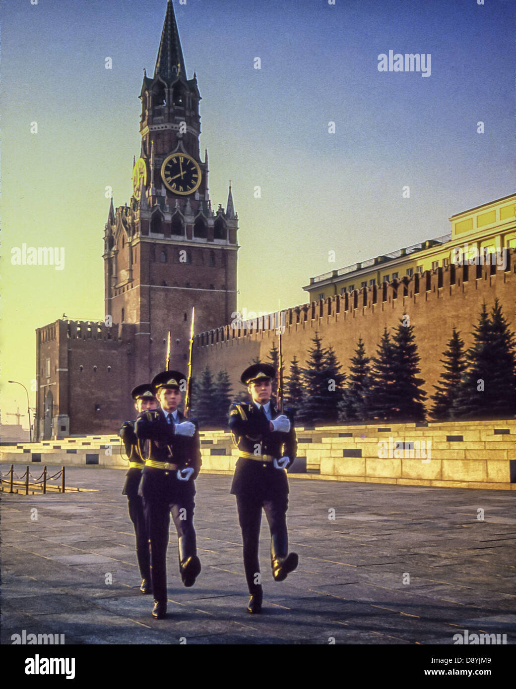 6 giugno 1991 - Mosca, RU - Oca-stepping soldati eseguire la modifica oraria di 24 ore di onore della guardia a Lenin tomba mausoleo nella Piazza Rossa di Mosca. Membri del Cremlino unico reggimento erano alloggiati nello storico Arsenale del Cremlino. Salvatore Torre del Cremlino è in background. Il cambio della guardia, iniziato nel 1924 e interrotta solo durante la II Guerra Mondiale, è stata interrotta nel 1993 su ordini di poi il Presidente Boris Eltsin. (Credito Immagine: © Arnold Drapkin/ZUMAPRESS.com) Foto Stock