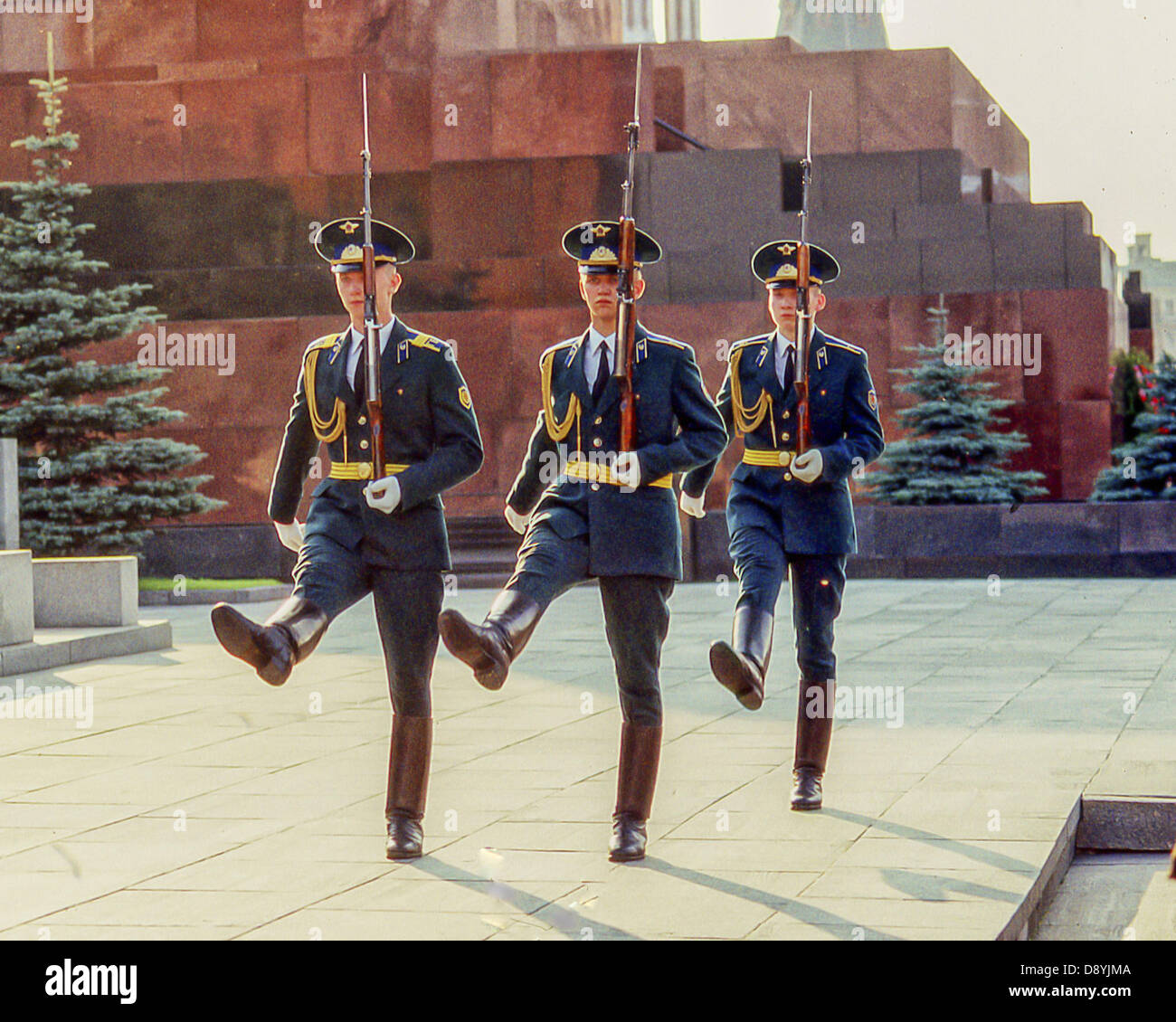 5 giugno 1991 - Mosca, RU - Oca-stepping soldati eseguire la modifica oraria di 24 ore di onore della guardia a Lenin tomba mausoleo nella Piazza Rossa di Mosca. Membri del Cremlino unico reggimento erano alloggiati nello storico Arsenale del Cremlino. Il cambio della guardia, iniziato nel 1924 e interrotta solo durante la II Guerra Mondiale, è stata interrotta nel 1993 su ordini di poi il Presidente Boris Eltsin. (Credito Immagine: © Arnold Drapkin/ZUMAPRESS.com) Foto Stock