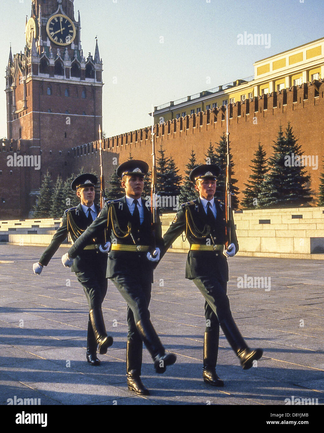6 giugno 1991 - Mosca, RU - Oca-stepping soldati eseguire la modifica oraria di 24 ore di onore della guardia a Lenin tomba mausoleo nella Piazza Rossa di Mosca. Membri del Cremlino unico reggimento erano alloggiati nello storico Arsenale del Cremlino. Salvatore Torre del Cremlino è in background. Il cambio della guardia, iniziato nel 1924 e interrotta solo durante la II Guerra Mondiale, è stata interrotta nel 1993 su ordini di poi il Presidente Boris Eltsin. (Credito Immagine: © Arnold Drapkin/ZUMAPRESS.com) Foto Stock