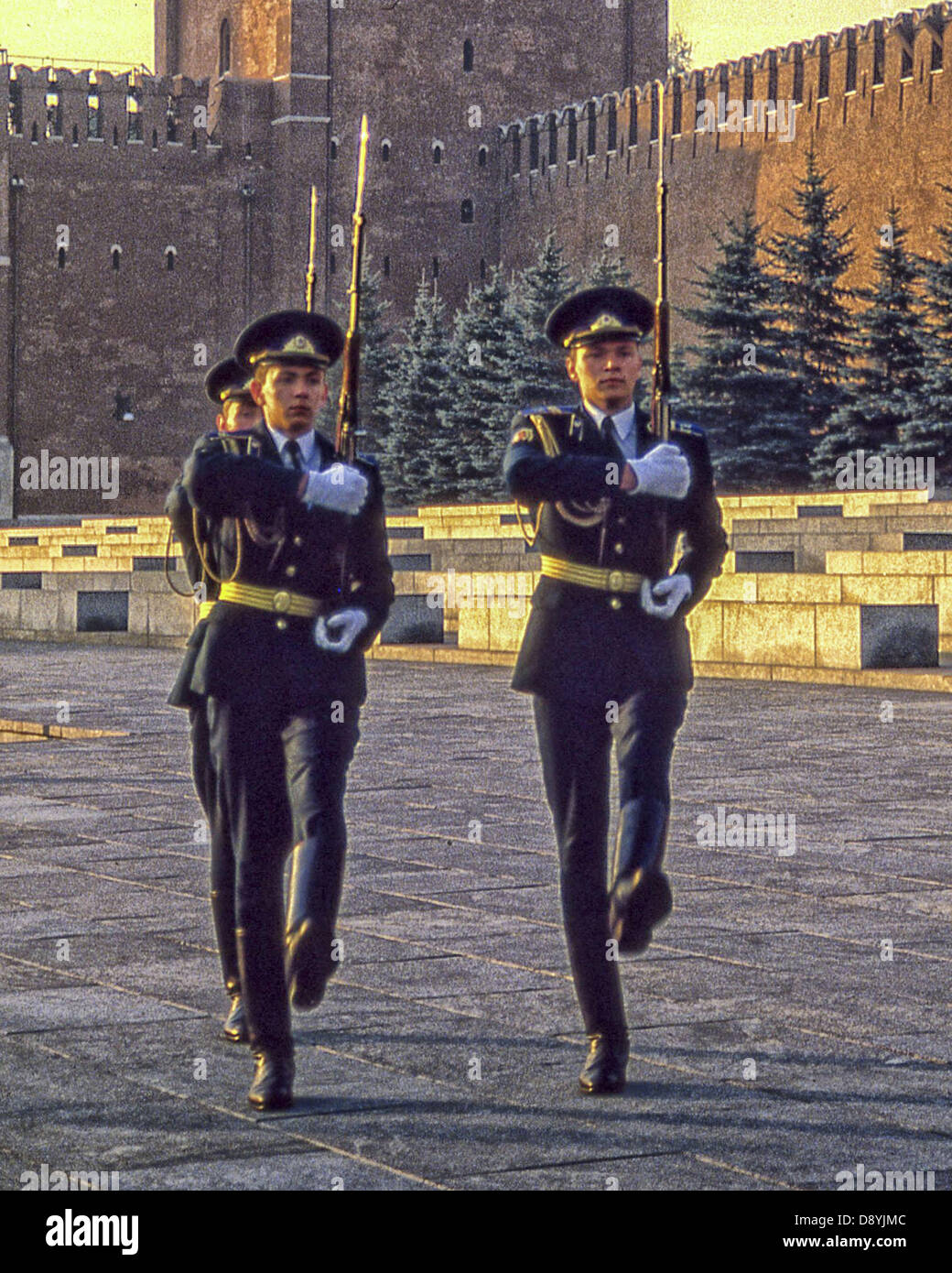 6 giugno 1991 - Mosca, RU - Oca-stepping soldati eseguire la modifica oraria di 24 ore di onore della guardia a Lenin tomba mausoleo nella Piazza Rossa di Mosca. Membri del Cremlino unico reggimento erano alloggiati nello storico Arsenale del Cremlino. Il cambio della guardia, iniziato nel 1924 e interrotta solo durante la II Guerra Mondiale, è stata interrotta nel 1993 su ordini di poi il Presidente Boris Eltsin. (Credito Immagine: © Arnold Drapkin/ZUMAPRESS.com) Foto Stock