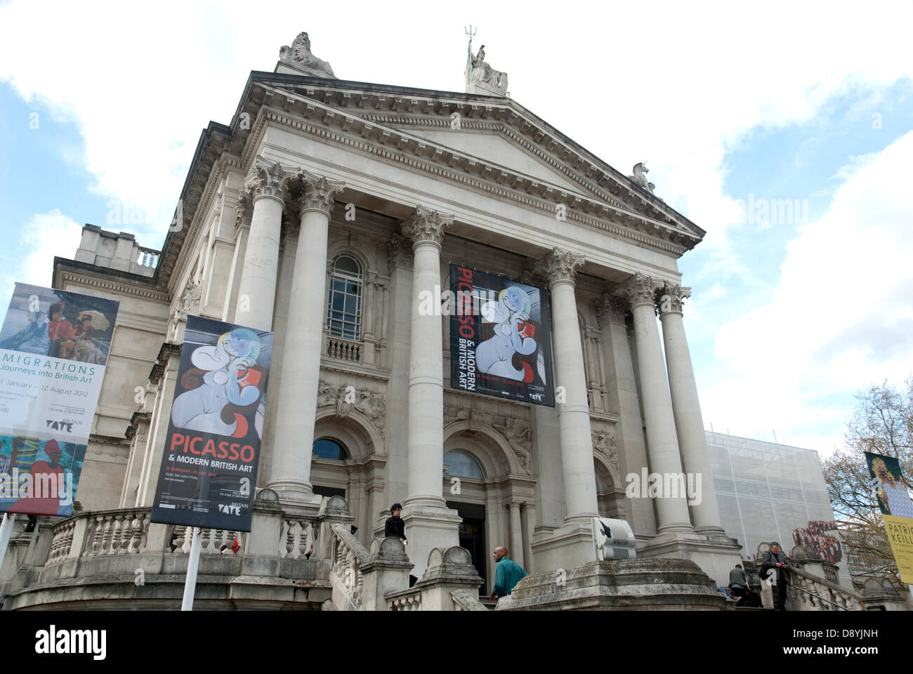 La facciata della Tate Britain, Londra. I banner sono pubblicità la mostra "Picasso & moderna arte britannico'. Foto Stock