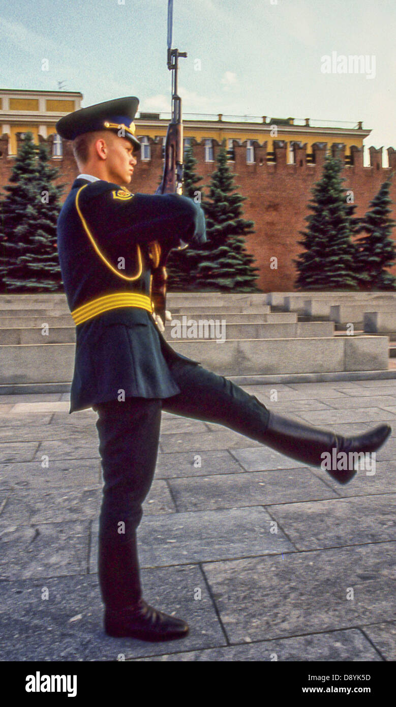 6 giugno 1991 - Mosca, RU - un oca-soldato passo-passo, parte della modifica oraria di 24 ore di onore della guardia a Lenin tomba mausoleo nella Piazza Rossa di Mosca. Membri del Cremlino unico reggimento erano alloggiati nello storico Arsenale del Cremlino. Il cambio della guardia, iniziato nel 1924 e interrotta solo durante la II Guerra Mondiale, è stata interrotta nel 1993 su ordini di poi il Presidente Boris Eltsin. (Credito Immagine: © Arnold Drapkin/ZUMAPRESS.com) Foto Stock
