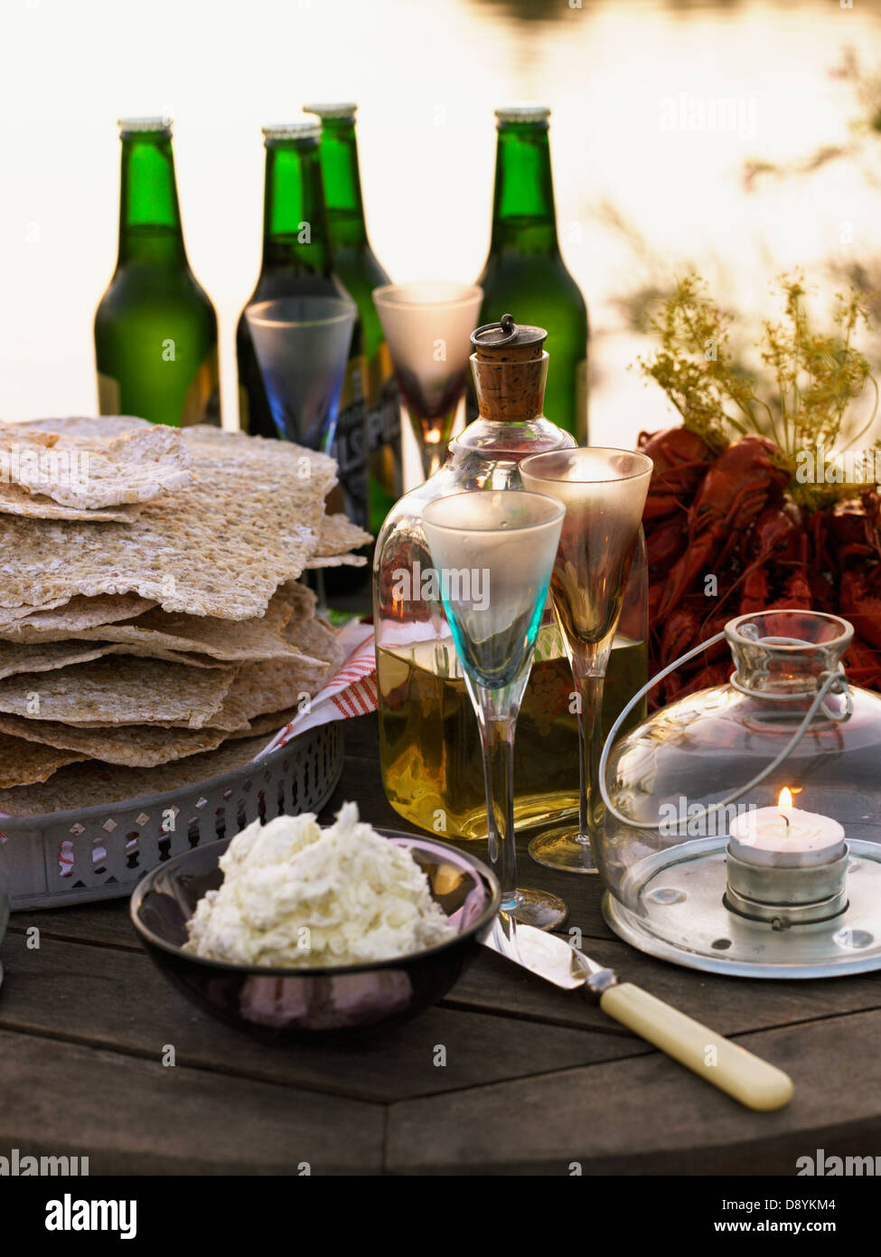 Tavolo da giardino con cibi e bevande Foto Stock