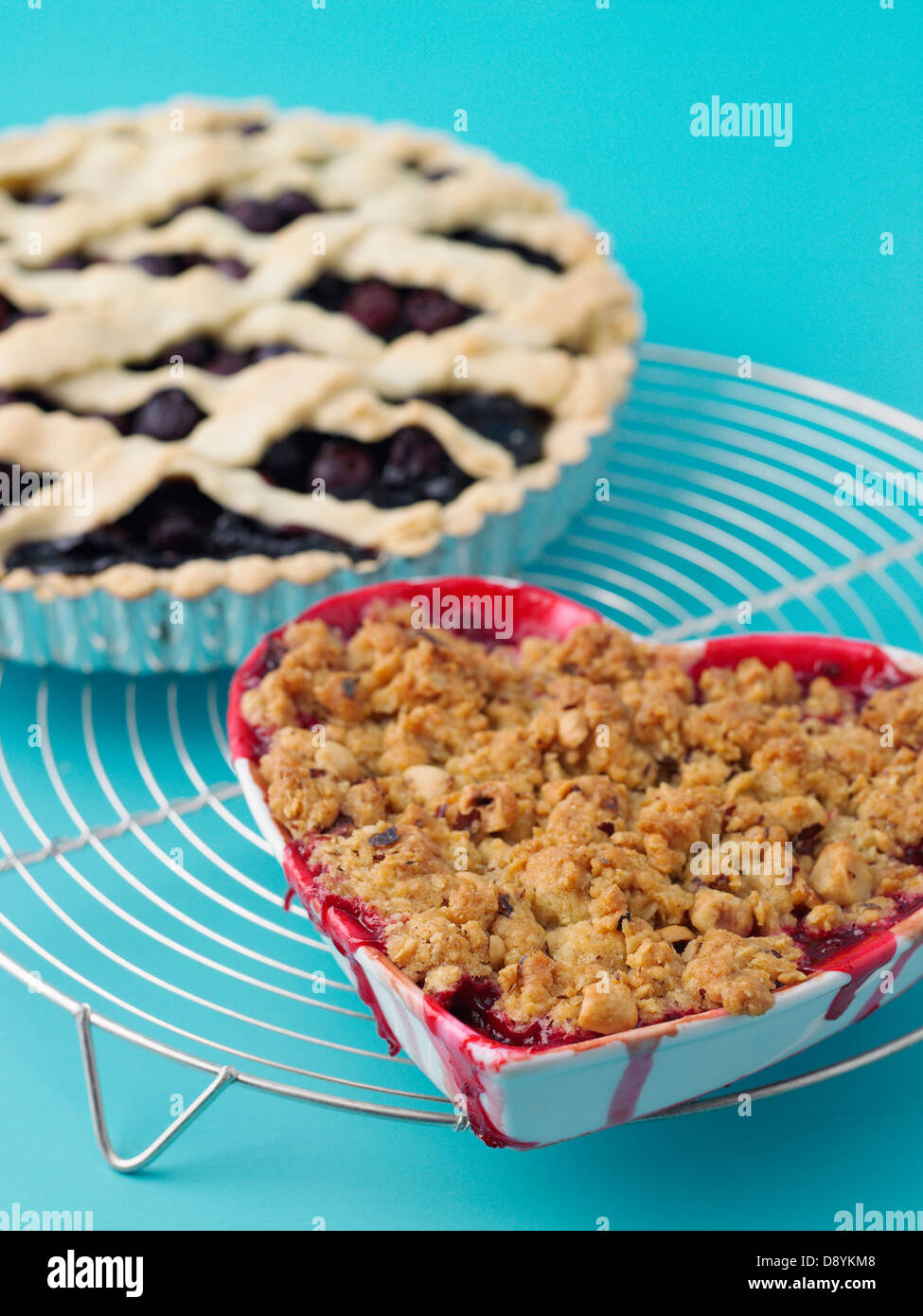 Close up di torte in teglie su sfondo blu Foto Stock