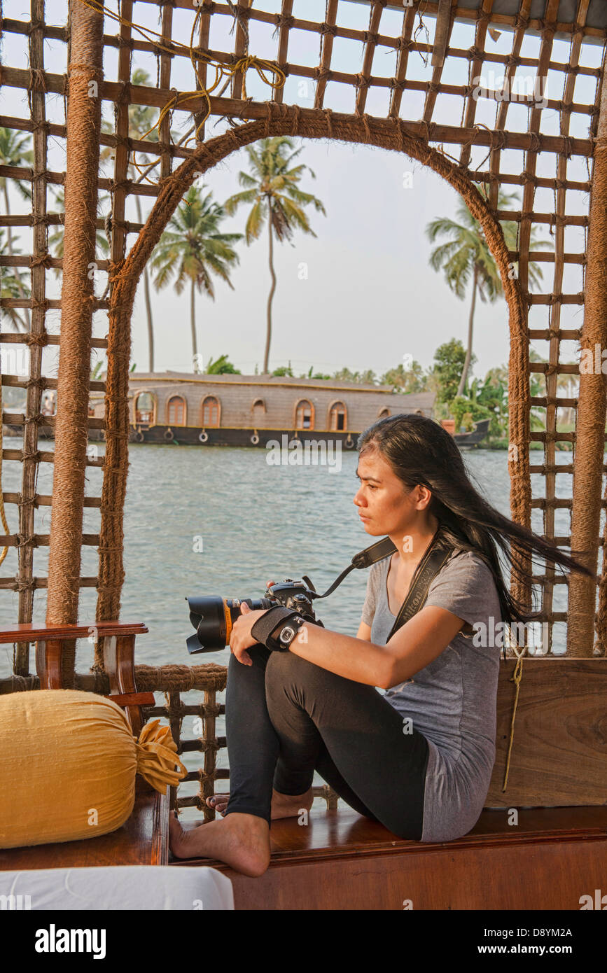 Piuttosto fotografo godendo di una casa galleggiante di lusso sulle lagune del Kerala, India Foto Stock