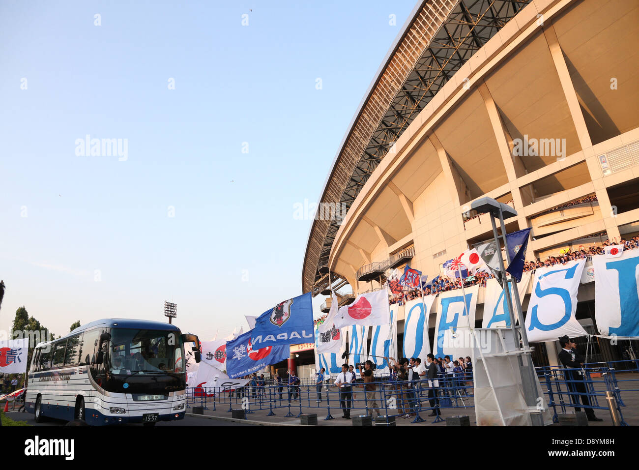 Vista generale, Giugno 4, 2013 - Calcio : Giappone fan allietare come il Giappone team autobus arriva allo stadio prima del 2014 FIFA World Cup qualificazioni asiatiche Final Round Group B match tra Giappone 1-1 Australia a Saitama Stadium 2002 a Saitama, Giappone. (Foto di Kenzaburo Matsuoka/AFLO) Foto Stock