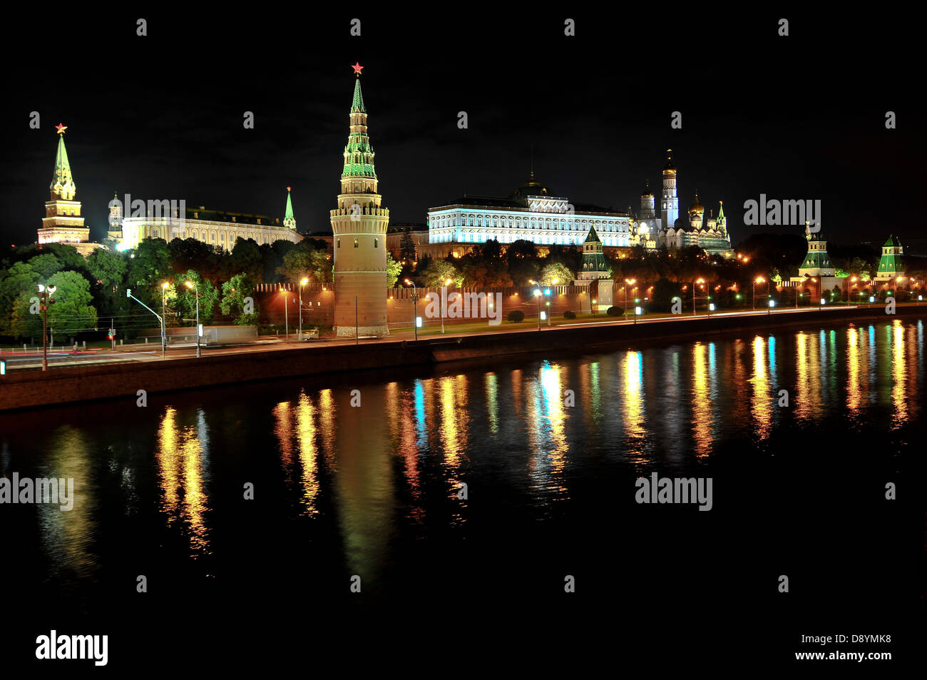 Cremlino di Mosca come visto dal fiume di Mosca di notte. Foto Stock