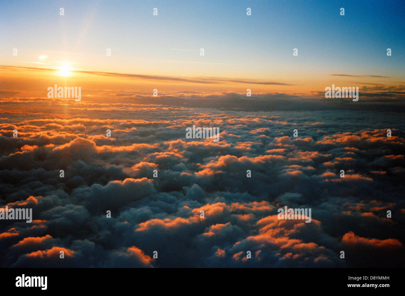 Un tramonto sopra le nuvole, l'Europa. Foto Stock