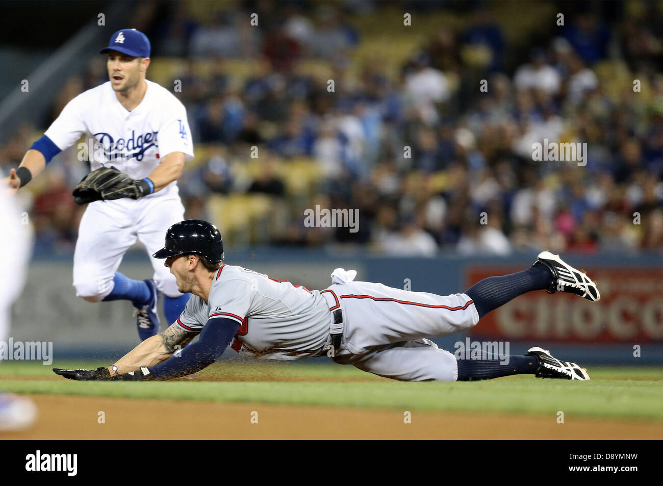 Los Angeles, California, USA. Il 6 giugno 2013. Atlanta Braves center fielder Giordania Schafer (17) scorre nella seconda base per un nell'ottavo inning durante il gioco tra il Atlanta Braves e il Los Angeles Dodgers al Dodger Stadium il 6 giugno 2013 a Los Angeles, California. Rob Carmell/CSM/Alamy Live News Foto Stock