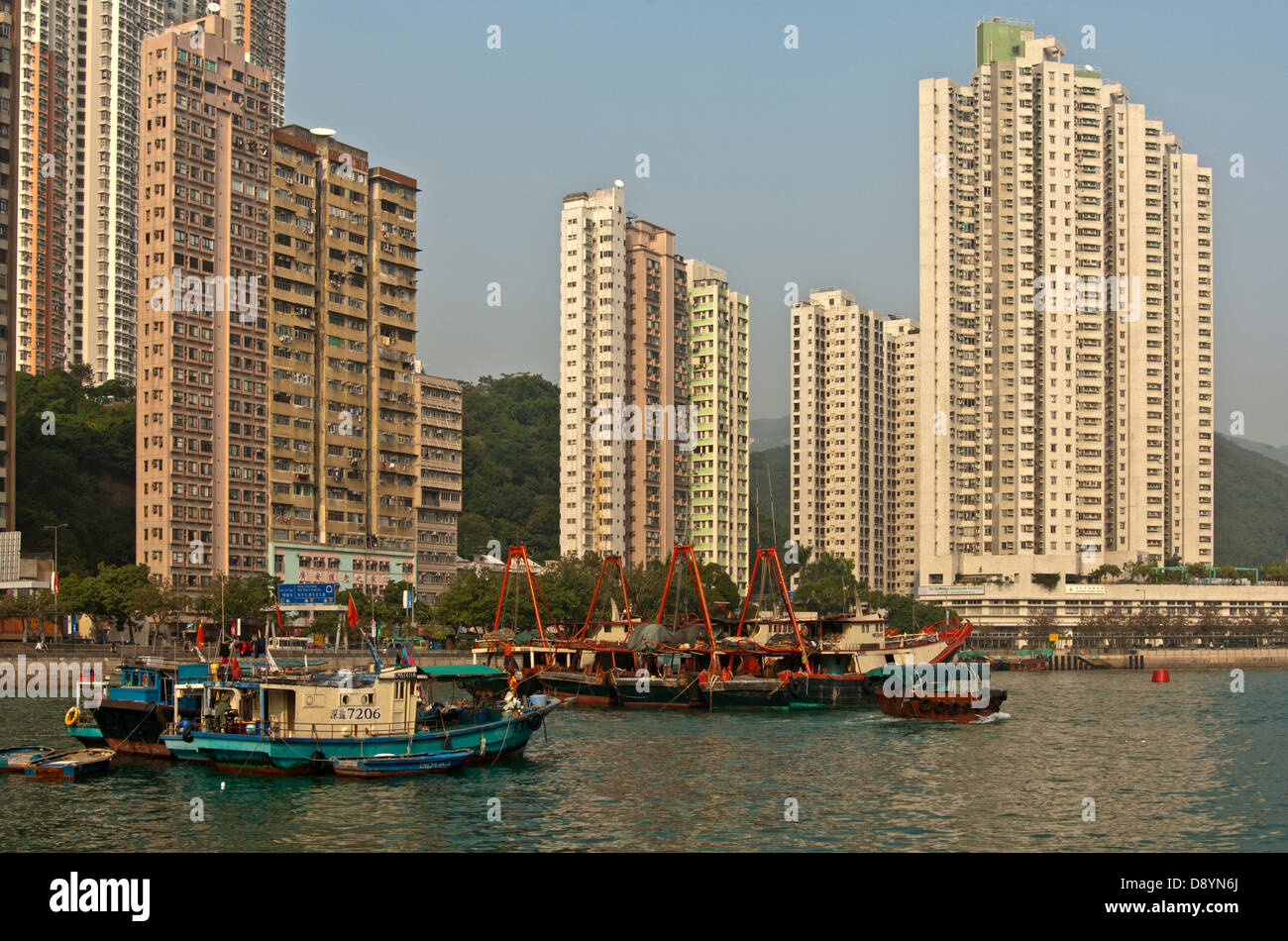 Grattacieli che si affaccia sul canale di Aberdeen, Aberdeen, Hong Kong Foto Stock