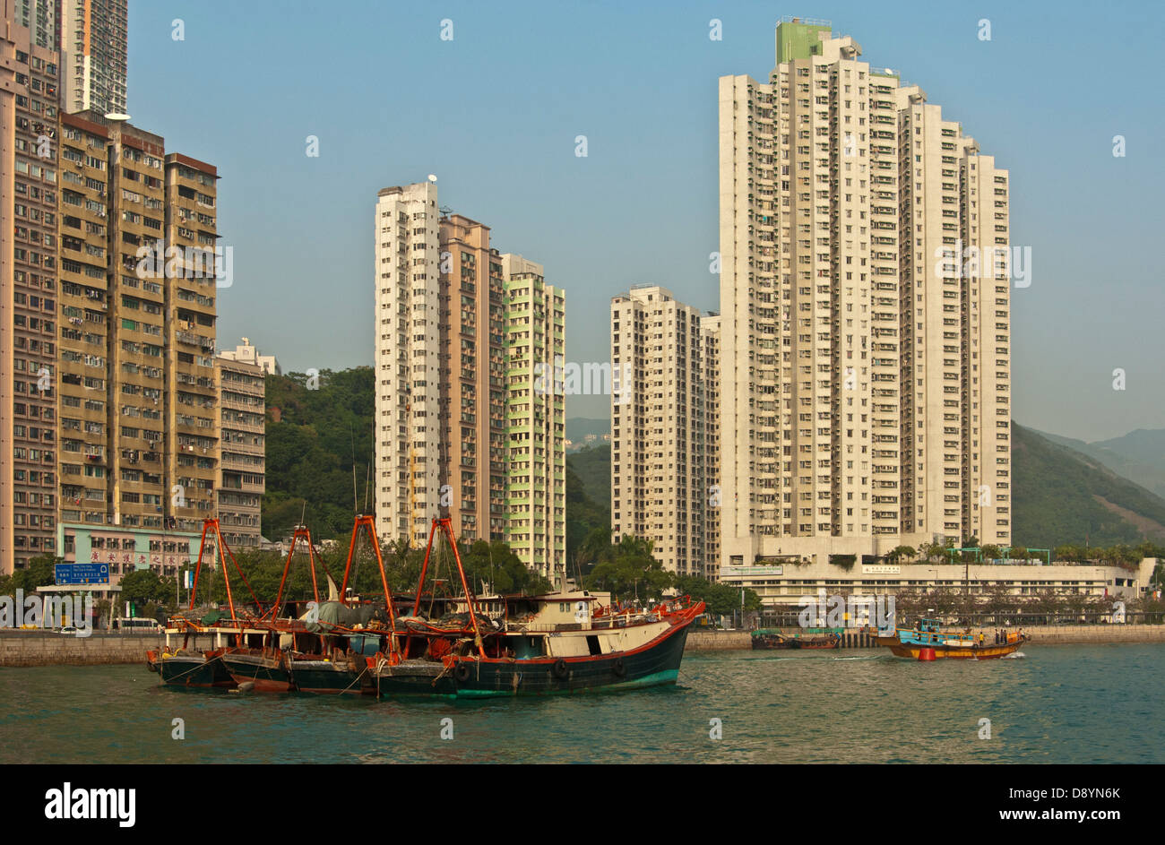Grattacieli che si affaccia sul canale di Aberdeen, Aberdeen, Hong Kong Foto Stock