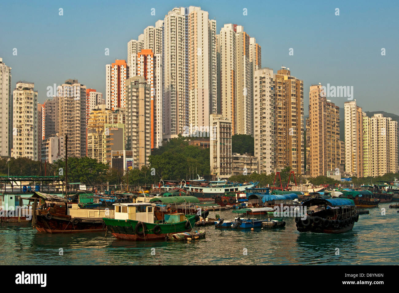 Grattacieli che si affaccia sul porto di Aberdeen Sampan porta in barca al canale di Aberdeen, Aberdeen, Hong Kong Foto Stock
