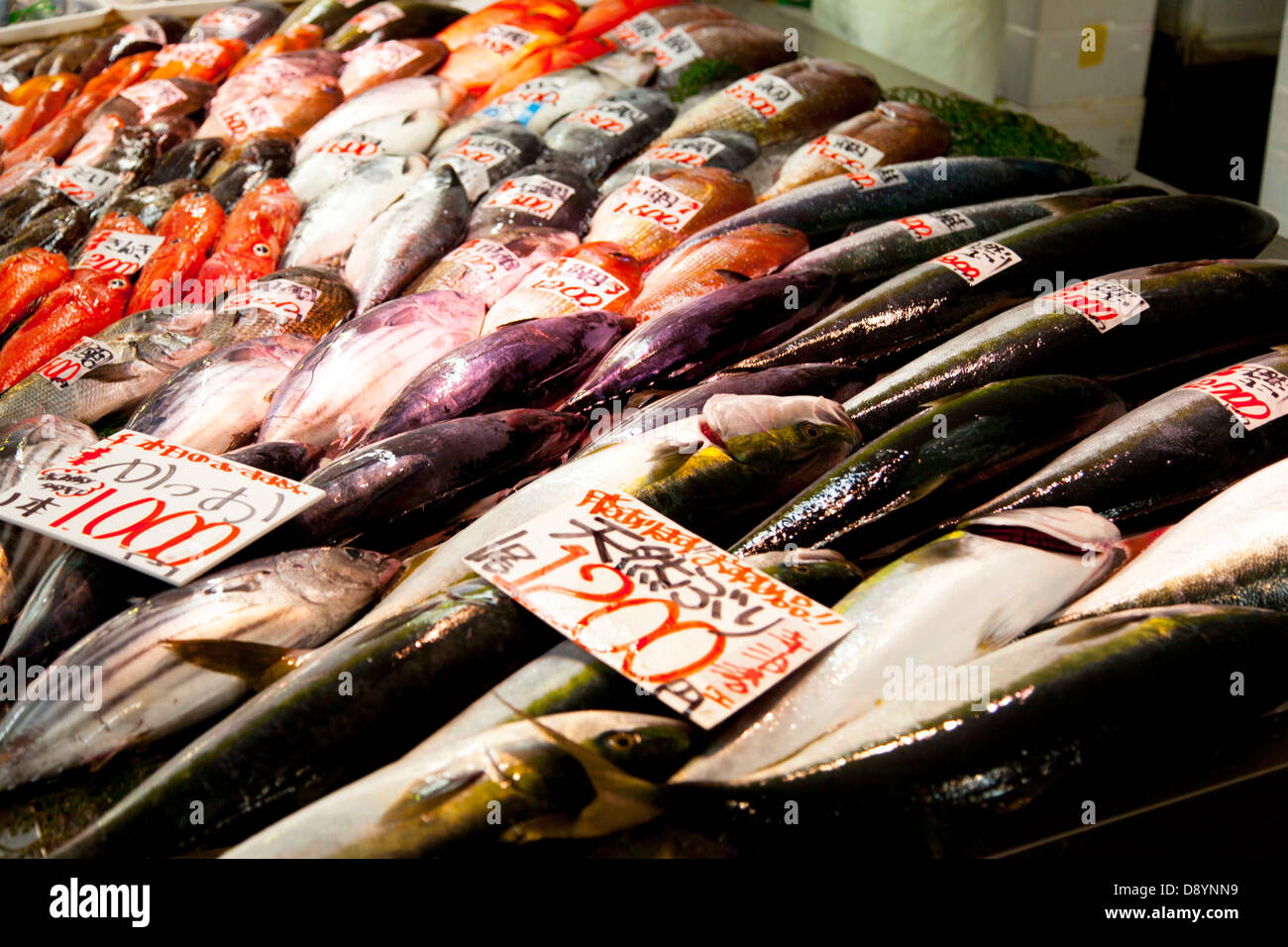 I cibi freschi al mercato del pesce in Teradamori, Niigata, Giappone. Foto Stock