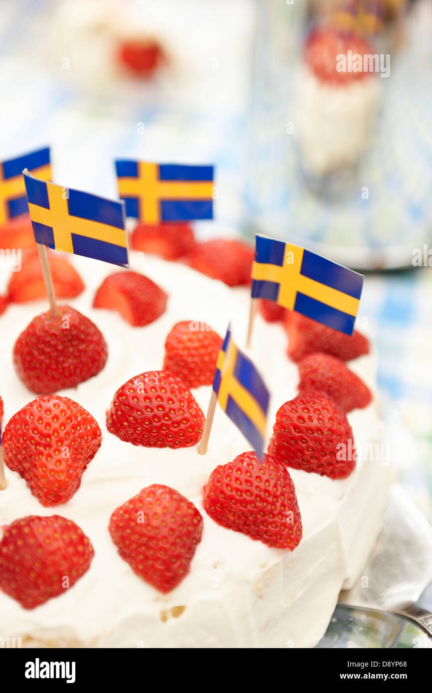 La torta di fragole con bandiera svedese sul tavolo Foto Stock