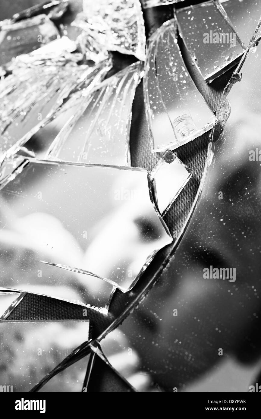 Ragazza guardando lo specchio rotto Foto stock - Alamy