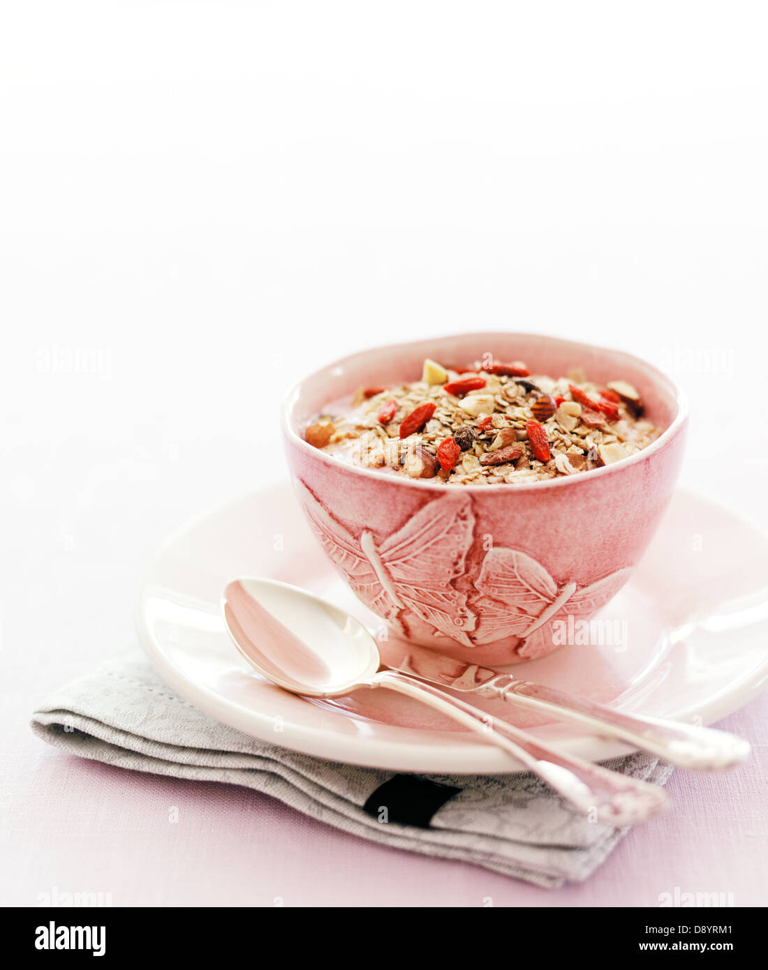 Cereali in rosa ciotola con intaglio a farfalla Foto Stock