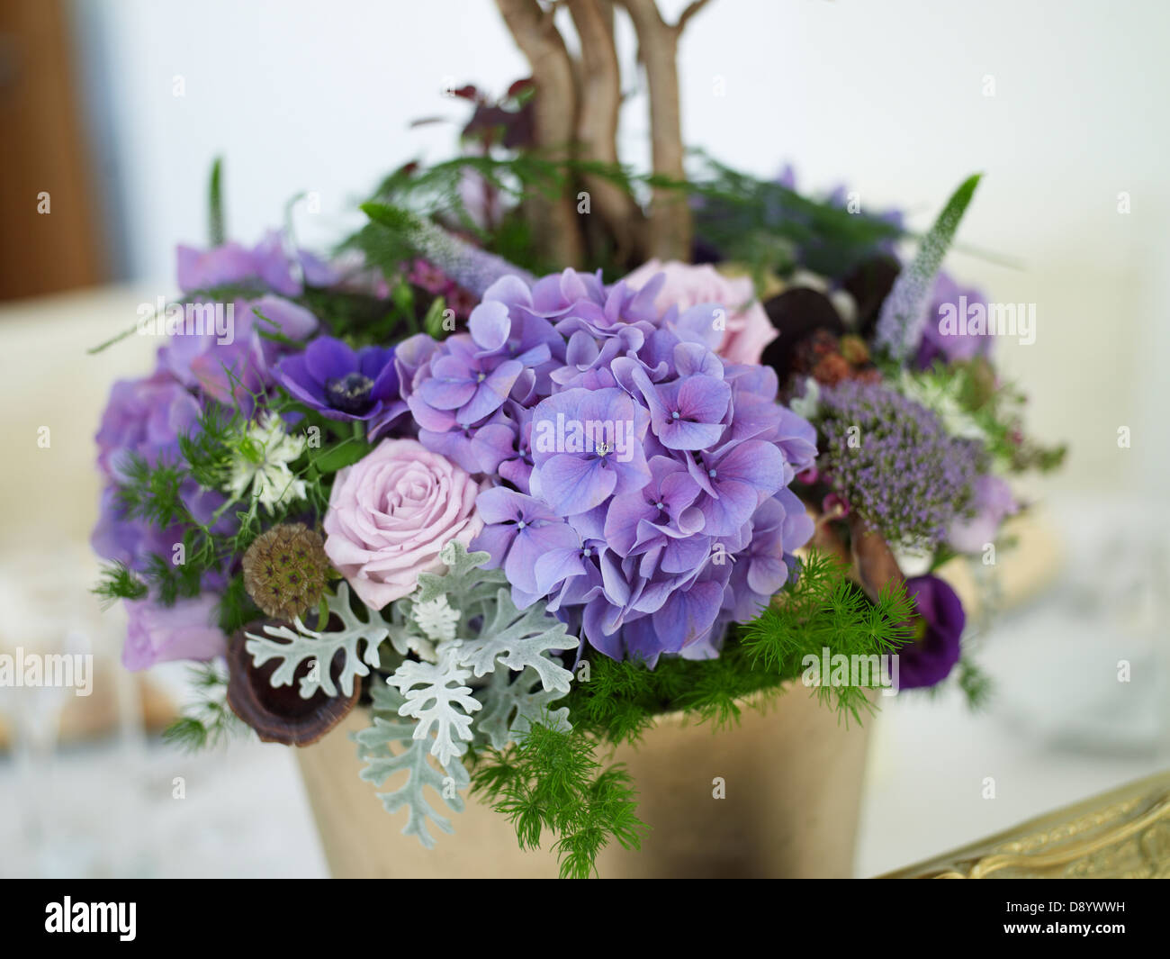 Una disposizione di fiori in un vaso di fiori. Foto Stock